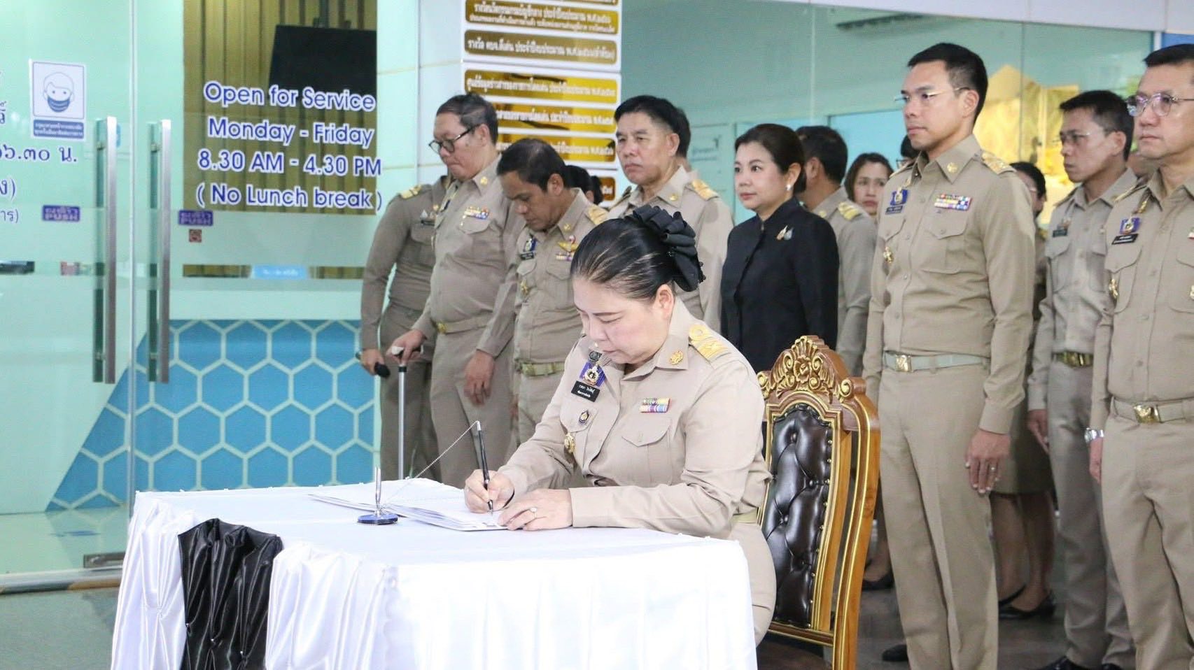 พช.สมุทรสงคราม ร่วมพิธีลงนามถวายความอาลัย สมเด็จพระนางเจ้าสิริกิติ์ พระบรมราชินีนาถ พระบรมราชชนนีพันปีหลวง