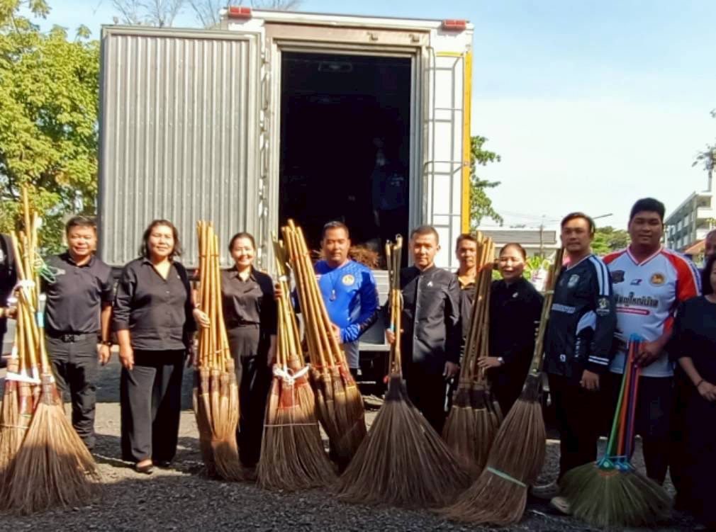พช.สมุทรสงคราม ร่วมกิจกรรมบริจาคสิ่งของช่วยเหลือผู้ประสบอุทกภัยภาคใต้