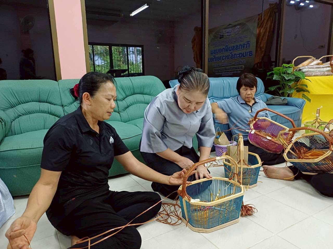 พช.สมุทรสงคราม ดำเนินโครงการส่งเสริมศักยภาพผู้นำอาสาพัฒนาชุมชน (ผู้นำ อช.) ในการขับเคลื่อนแผนพัฒนาตำบล กิจกรรมที่ 2 สนับสนุนกิจกรรมตามแผนการขับเคลื่อนงานตามภารกิจผู้นำอาสาพัฒนาชุมชน (ผู้นำ อช.) กิจกรรมฝึกอบรมสานตะกร้าหวายเทียม
