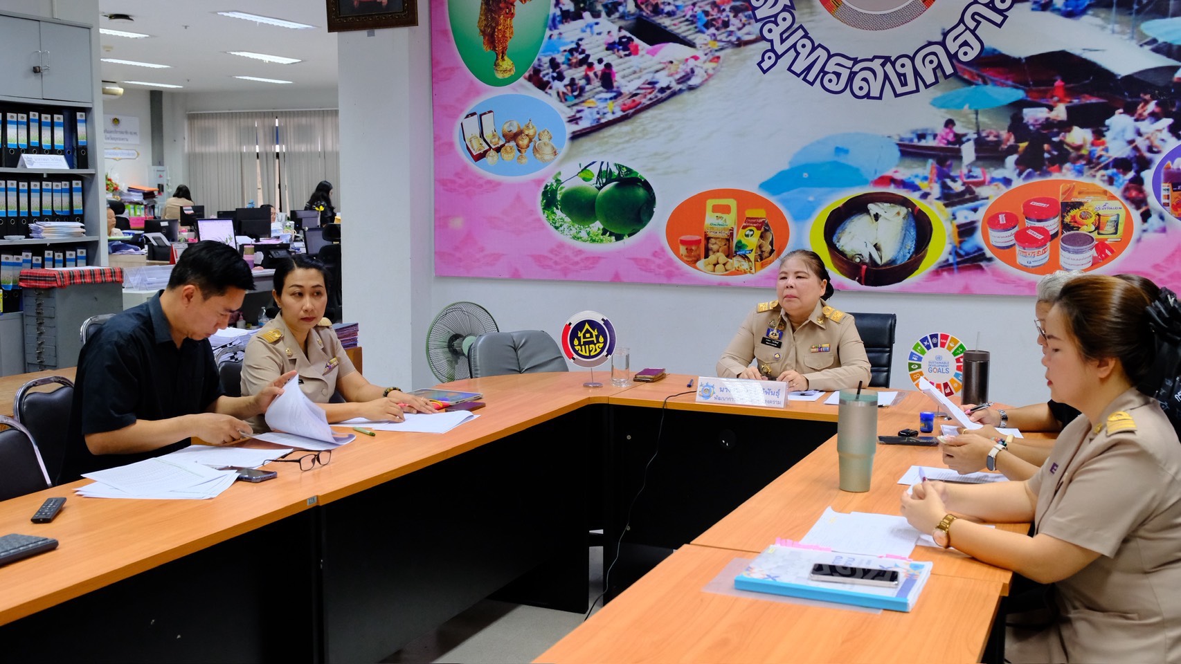 พช.สมุทรสงคราม ดำเนินการประชุมติดตามและสนับสนุนการปฏิบัติงานตามภารกิจของกรมการพัฒนาชุมชน